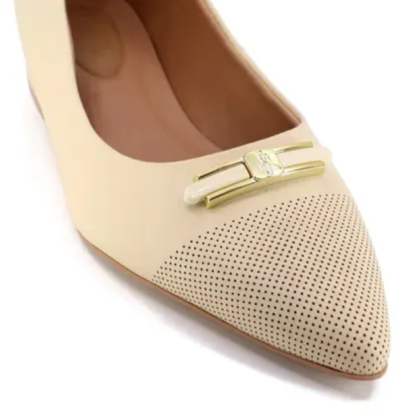 Scarpin Feminino Usaflex em Couro Bico Fino Off-white AB662