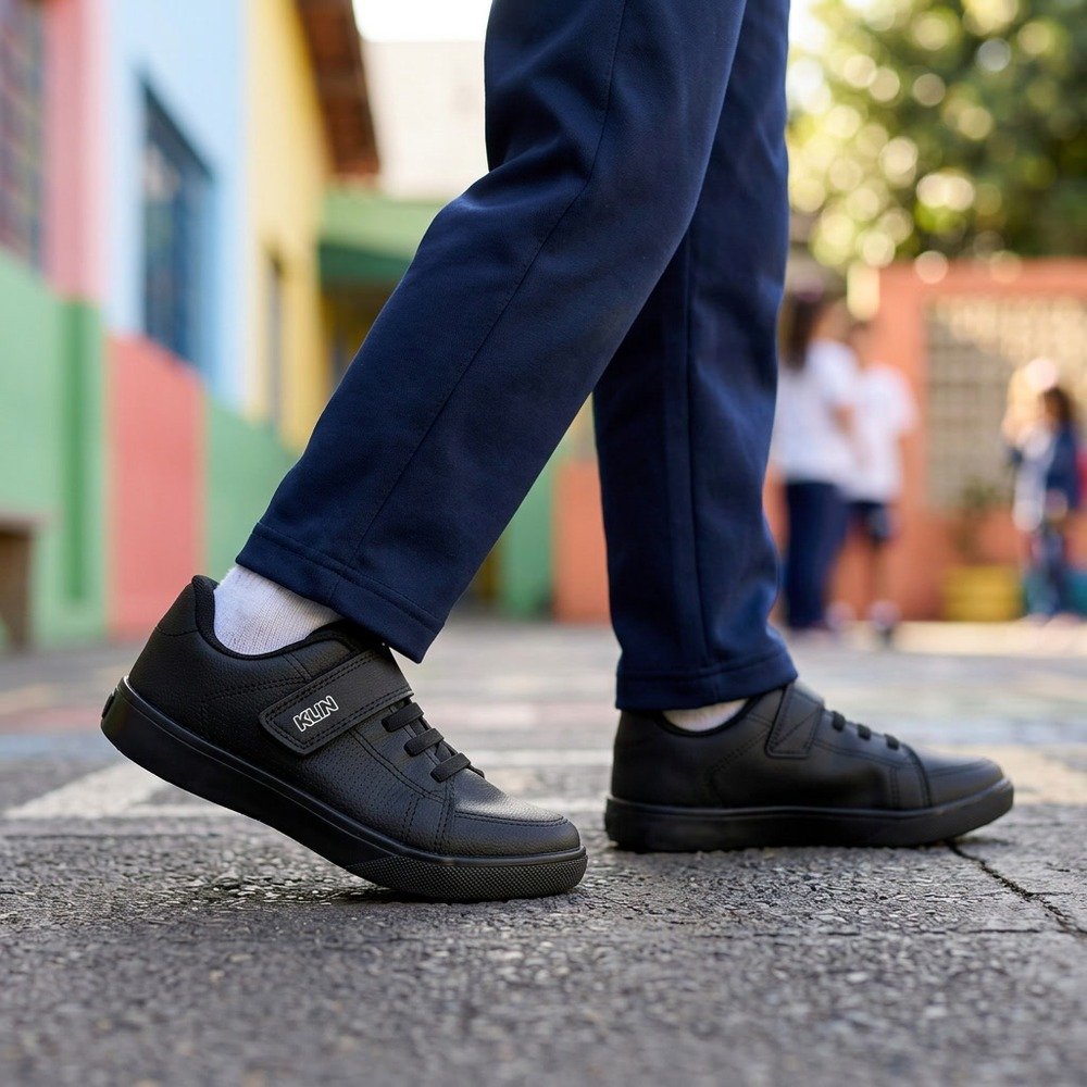 Foto ilustrativa: Tênis Klin Infantil Unissex College Preto 323030000 no pé