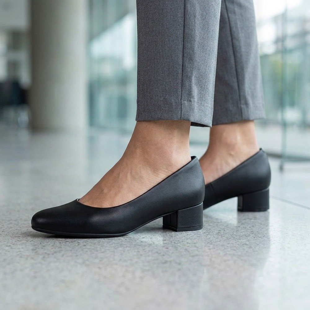 Foto ilustrativa: sapato feminino Piccadilly preto de salto bloco em uso