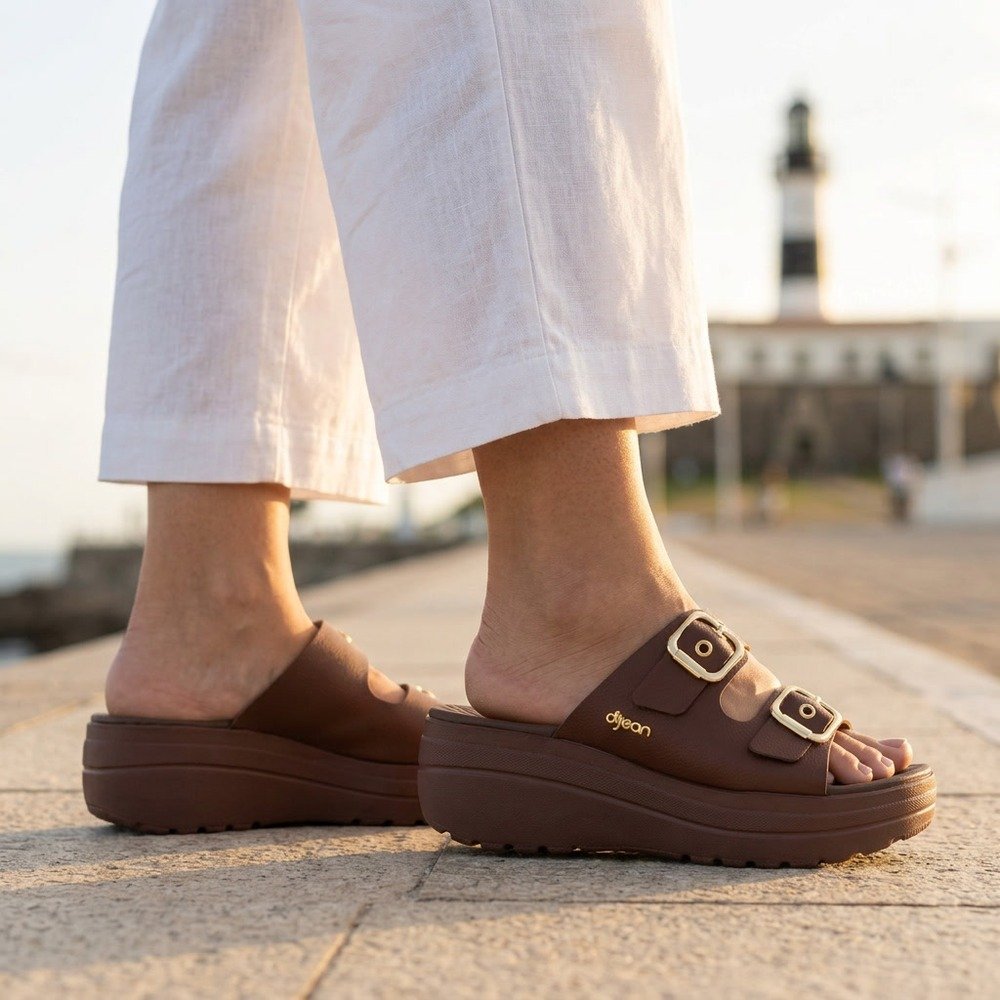 Foto ilustrativa: chinelo feminino Dijean chocolate com fivelas em uso