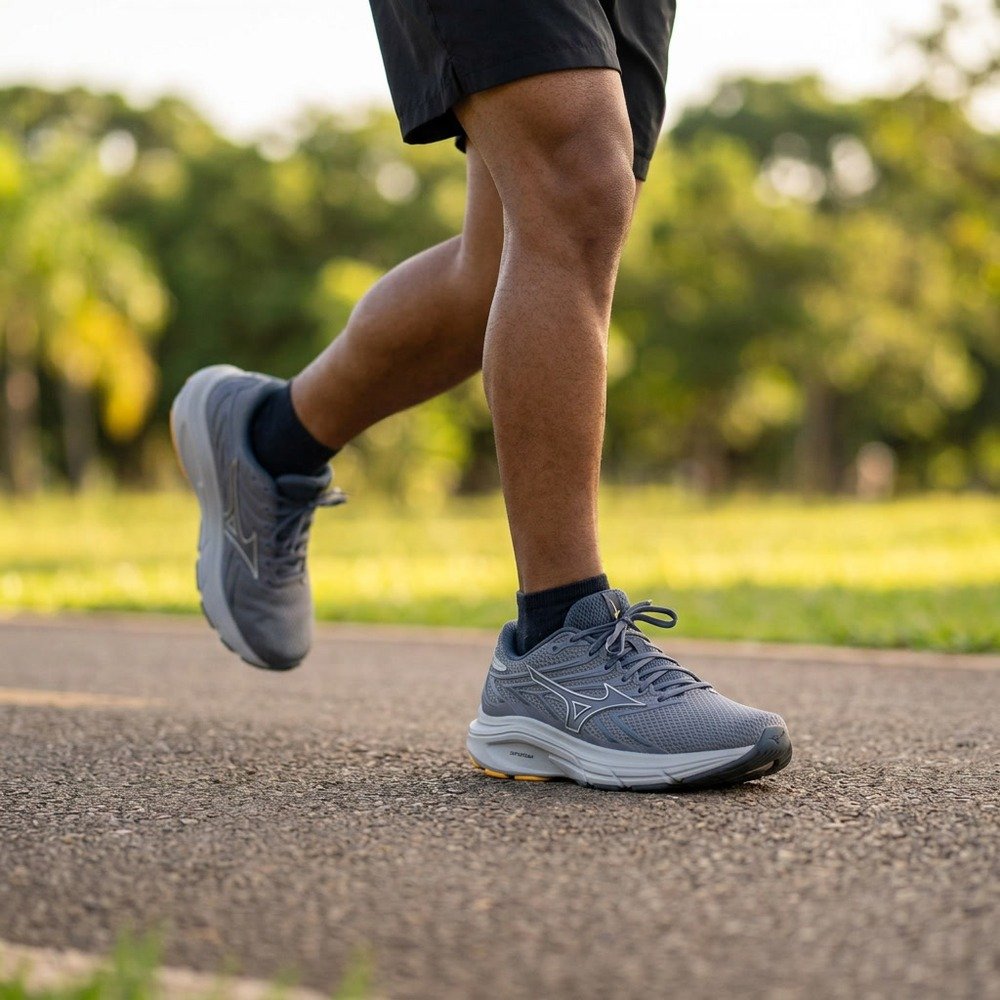 Foto ilustrativa: tênis Mizuno Jet 8 Cinza e Amarelo no pé, corrida em parque