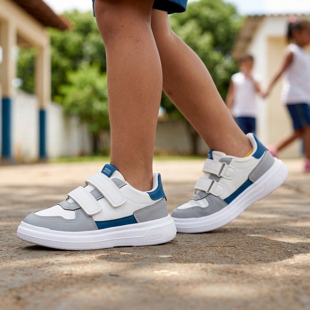 Foto ilustrativa: Tênis Klin Infantil Unissex Capri Mini Branco, Cinza e Petróleo calçado em uso